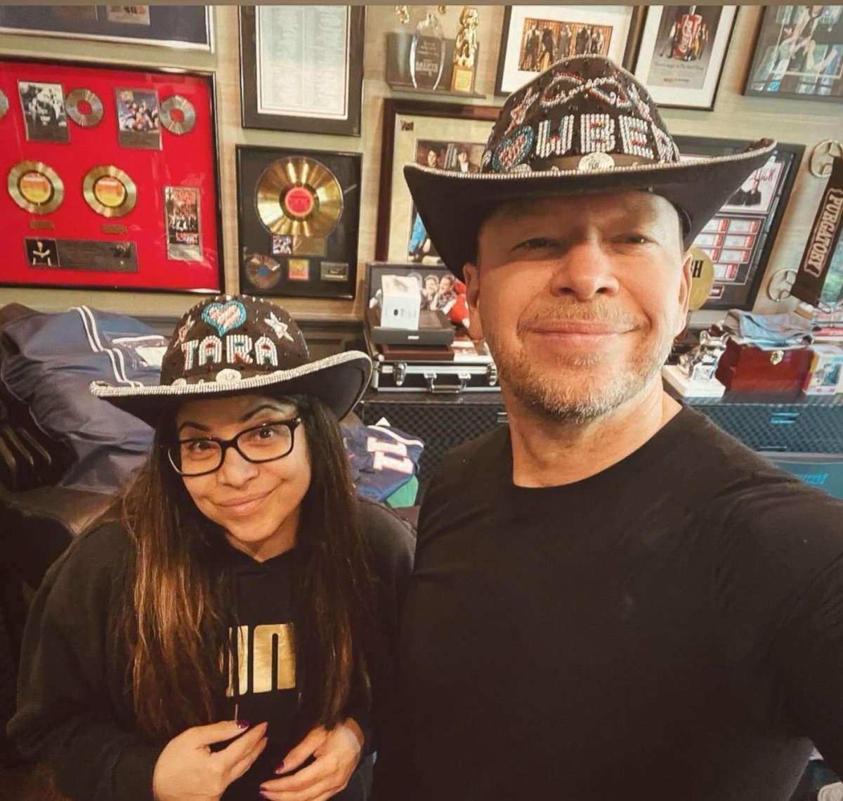 DdubsTXEMT1980's tweet photo. Donnie and Tara wearing my hats! This made my day! This was the 1st 2 out of the 47 that I made. #Cowberg 🧡🤠 https://t.co/AnloYW8eZR