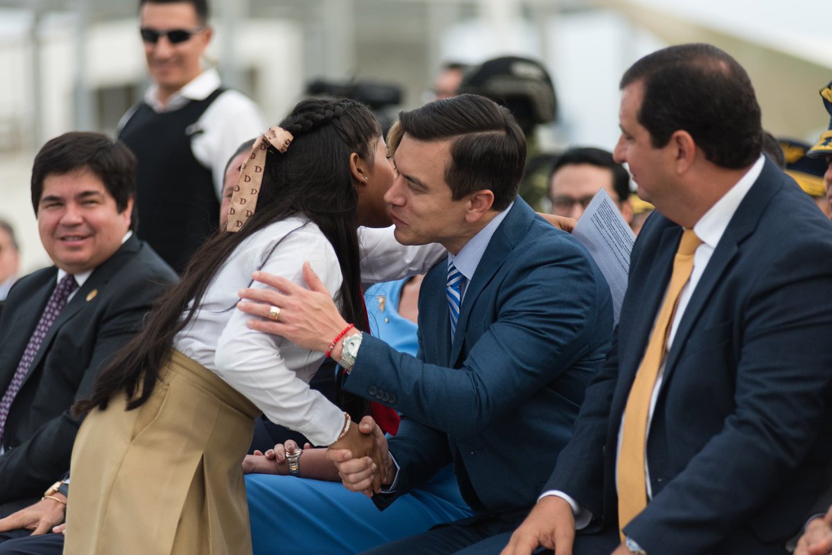 Presidencia_Ec's tweet photo. El presidente @DanielNoboaOk participó de la Sesión Solemne en conmemoración a los 102 años de cantonización de Manta. 

El Gobierno Nacional trabaja diariamente por el bienestar y desarrollo de los habitantes de esta importante ciudad del país. Desde el inicio del Gobierno de #ElNuevoEcuador se han destinado para este cantón más de 60 millones de dólares en infraestructura vial y otras obras prioritarias. 

Además, se destinaron más de 11 millones de dólares para las familias que más lo necesitan, así como 18 millones de dólares para proyectos de agua potable y alcantarillado.