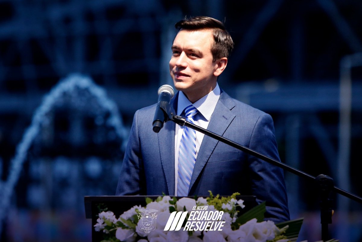 Presidencia_Ec's tweet photo. El presidente @DanielNoboaOk participó de la Sesión Solemne en conmemoración a los 102 años de cantonización de Manta. 

El Gobierno Nacional trabaja diariamente por el bienestar y desarrollo de los habitantes de esta importante ciudad del país. Desde el inicio del Gobierno de #ElNuevoEcuador se han destinado para este cantón más de 60 millones de dólares en infraestructura vial y otras obras prioritarias. 

Además, se destinaron más de 11 millones de dólares para las familias que más lo necesitan, así como 18 millones de dólares para proyectos de agua potable y alcantarillado.
