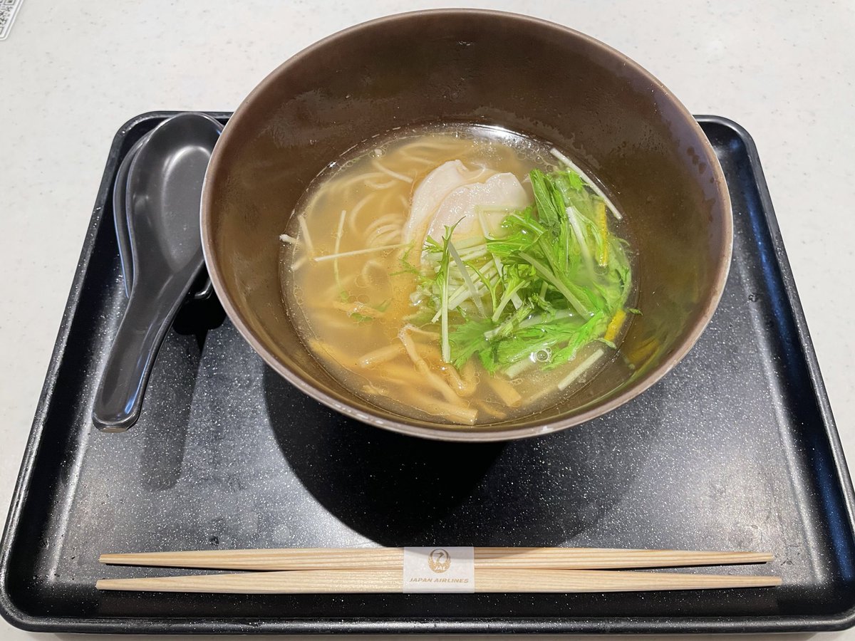 kuru2undercut's tweet image. 海外出張前のJALファーストクラスラウンジdeラッキー麺活♬AFURI(阿夫利)の柚子塩らーめんで旨し♬早い時間だから朝ラーみたい♬ちょっとドイツとイタリアに行ってきまーす✈️
#JAL #国際線 #FirstClassLounge #AFURI