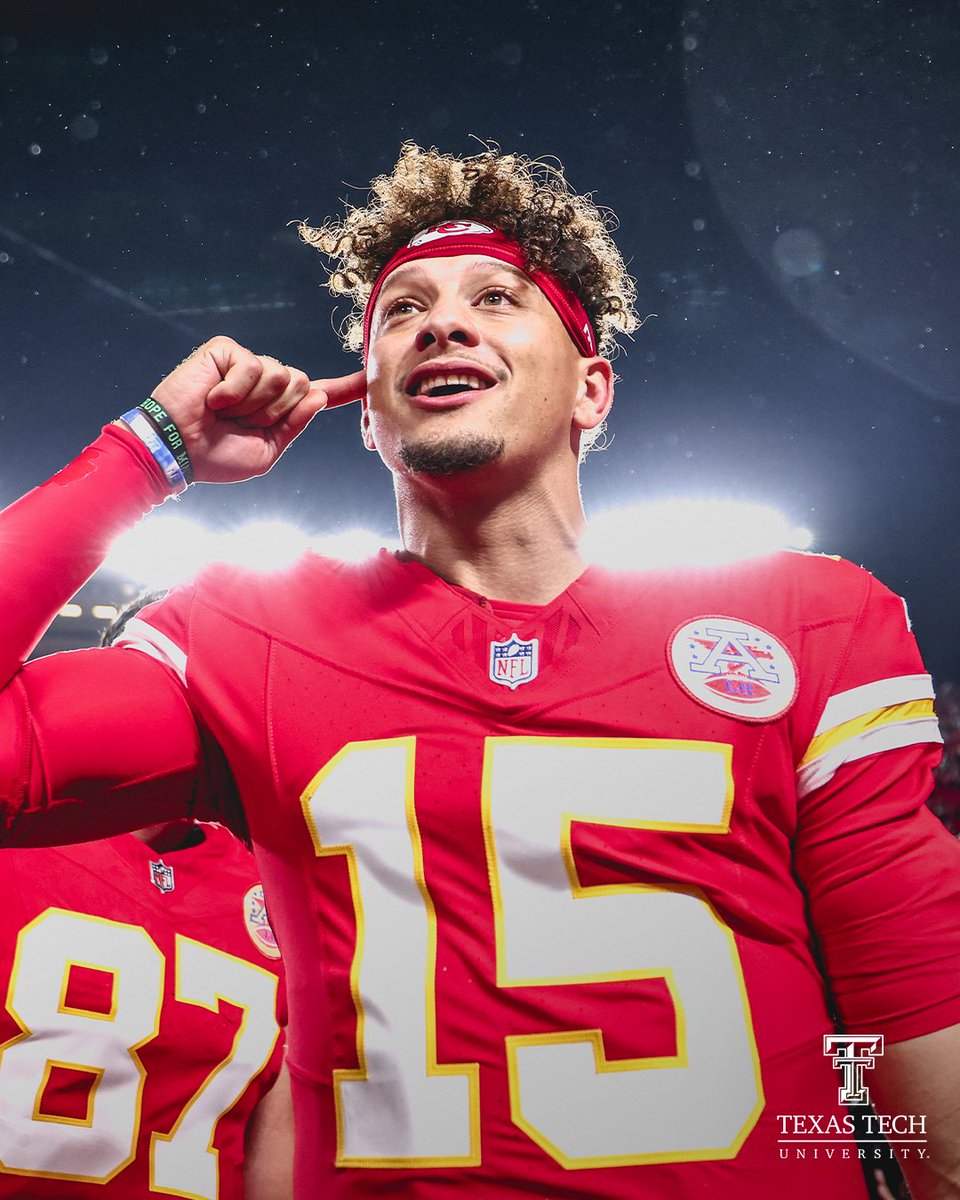 Chiefs's tweet photo. MNF HAS BEGUN. GET LOUD, CHIEFS KINGDOM‼️ https://t.co/RUSDlAs701