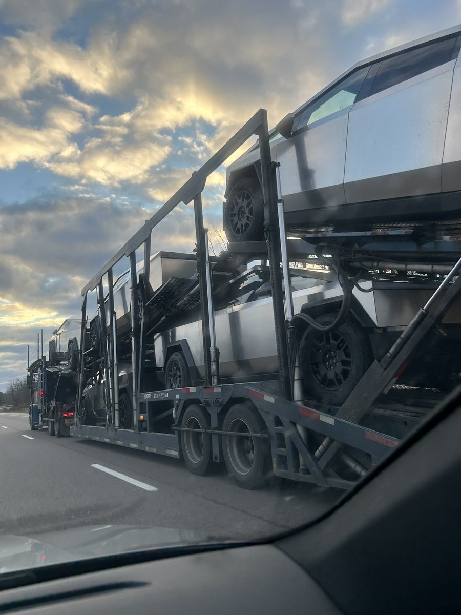 simonanderson76's tweet photo. @Tesla @cybertruck Saw these rolling down Hwy402 on Saturday
Amazing https://t.co/ddKtwQVbqr