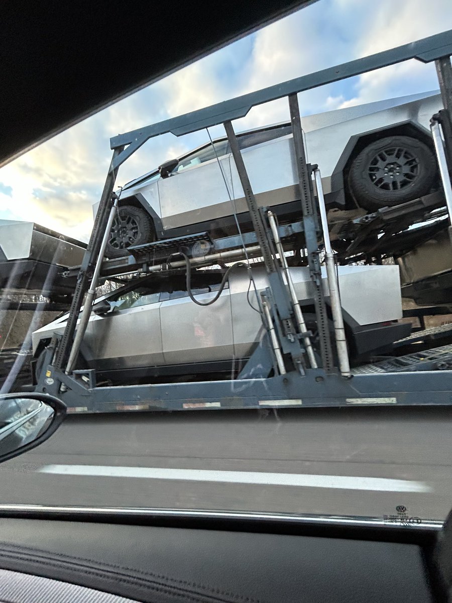 simonanderson76's tweet photo. @Tesla @cybertruck Saw these rolling down Hwy402 on Saturday
Amazing https://t.co/ddKtwQVbqr