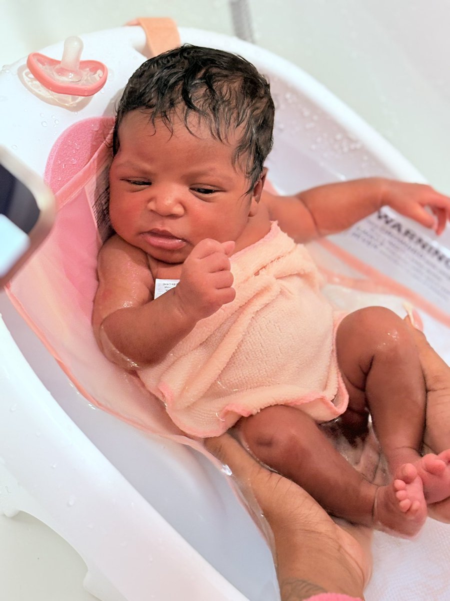 lexxdamilf's tweet image. My Hawaiian Chunk Chunk First Bath🌺🛁🫧