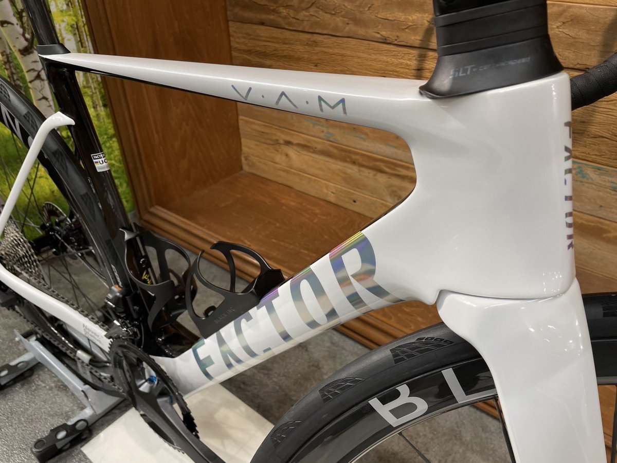 kanekoings's tweet photo. 【ご納車】 FACTOR/OSTRO VAM2.0をご納車させていただきました。空力性能と、急勾配での登坂性能を支える軽量性を兼ね揃えたモデル。
カラーはホワイトクロームです。

#factorostro #ファクター #ostro #factor
 #ディスクロード #ロードバイク  #シマノ  #荒川サイクリングロード  #カネコイングス https://t.co/EGCeHWtZCu