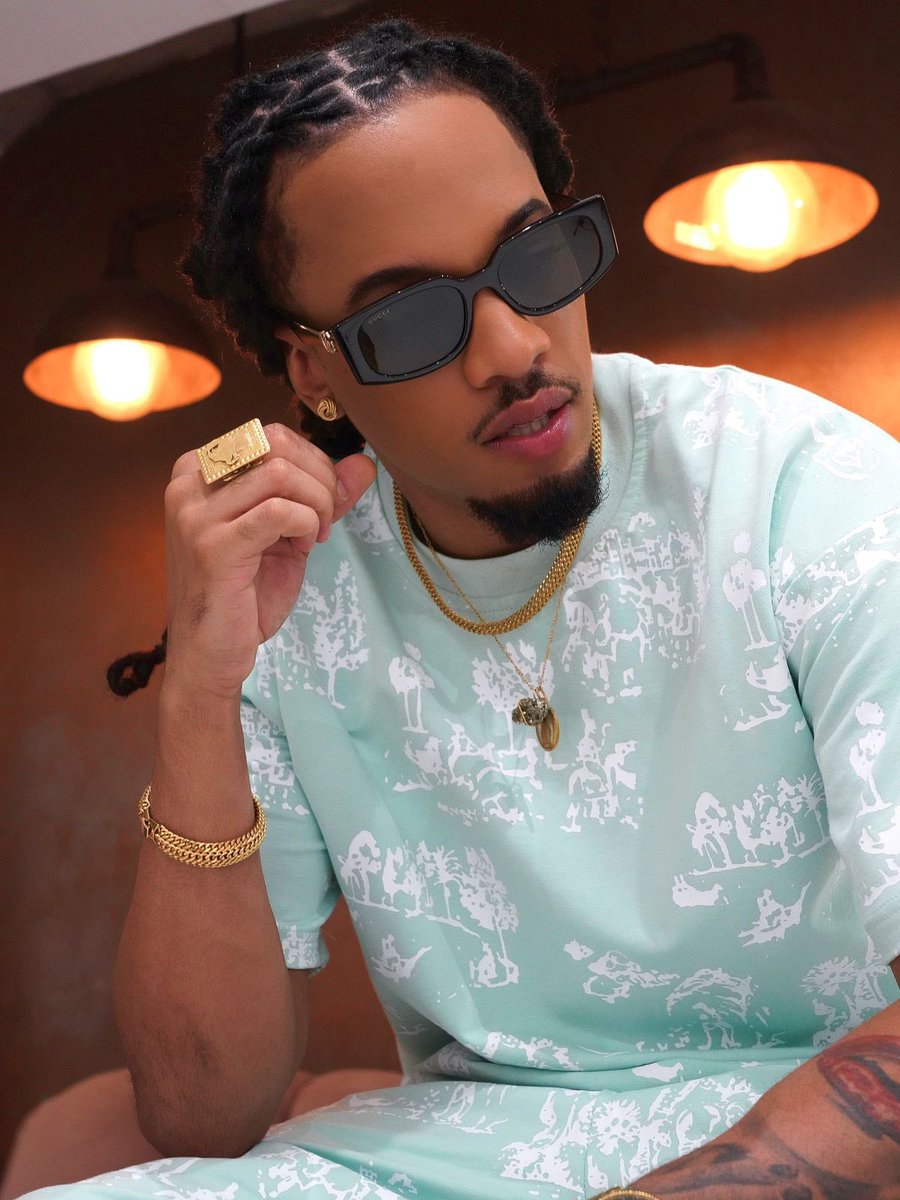 TStoneOff's tweet photo. «..Je n’aurai pas le courage de te le dire en face, je t’enverrai un TEXTO..» 😏

Rdv ce vendredi 8 novembre pour découvrir le clip 🎥 https://t.co/xRmmxgJSsU