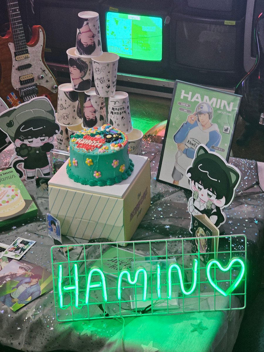 𝗞𝗶𝘁𝘀𝗰𝗛_𝗰𝗮𝘁:𝗰𝗛 /ᐠ - ˕ -マ Ⳋ❤︎ 2024유하민생일카페

카페 분위기때문인지 약간 귀여운 락스타 라는 느낌을 받았어요! 아기자기하게 꾸며두신게 이뻤습니다 ㅎㅎ! 
역시나 친절하신 스탭분들.. 덕분에 재밌게 구경했어요.

#kitsch_cat_ch
#kitsch한_막내고양이를_catch