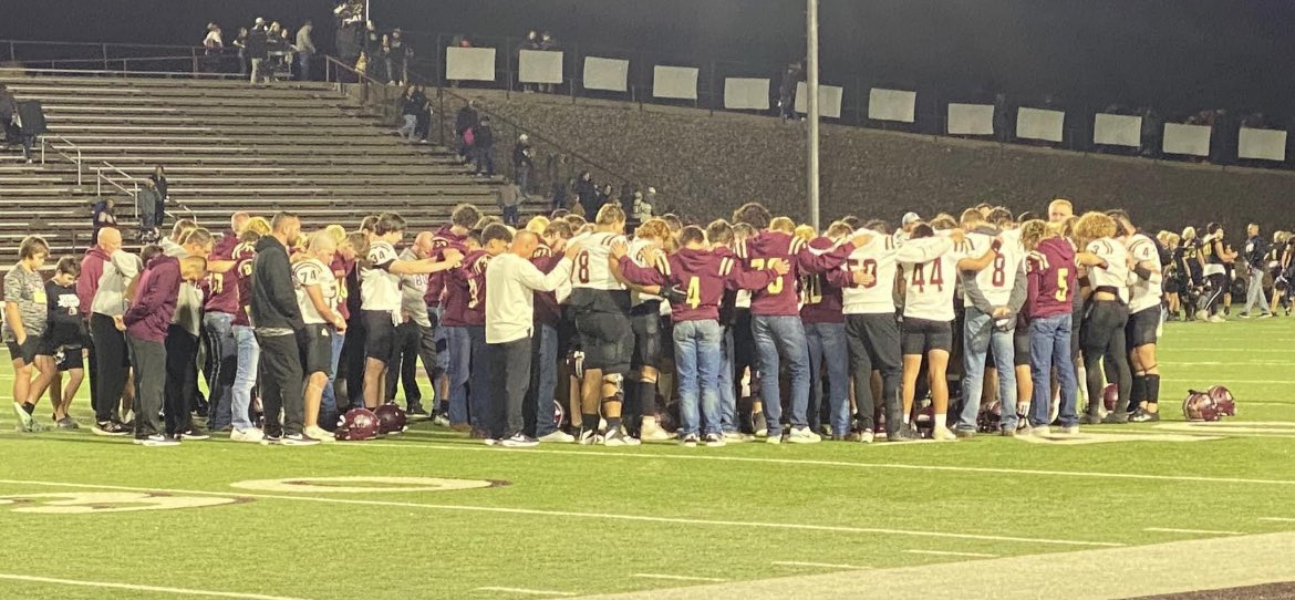 Coach_Fagan30's tweet photo. America, learn from HS kids… This pic was after a playoff loss in the 2nd round. A bunch of kids that invested more into that team than any of us have in any election, handled a loss w/ class & a prayer, then showed up to work the next day with no temper tantrum! #LearnFromKids https://t.co/AnXo8CXa1B