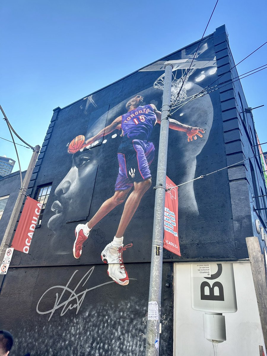 skinger14's tweet photo. Box seats for the @Raptors vs. @Lakers game. Fun experience and a great sandwich 🦖

Awesome to randomly walk by @mrvincecarter15 mural 🫡 https://t.co/Wot0hZBrk3