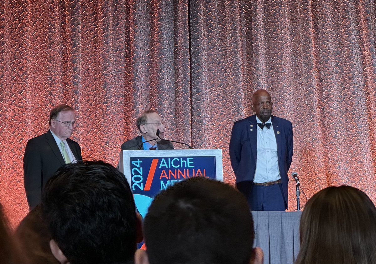 Taking a moment to acknowledge “undergrad Monica” who watched a TEDx by Robert Langer from 2012 while doing undergrad research and pivoted her research interests right-then-and-there from NP drug delivery to tissue engineering. This talk was a highlight of #AIChE2024 for her!👩🏽‍🔬