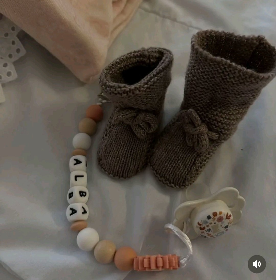 no puedo creer que yon gonzalez tuvo una hija y la llamó alba, así como francisco le dijo a alba en la serie "sigo pensando que a mi primera hija la llamaré alba", imposible superar las chicas del cable así 🥺🫶