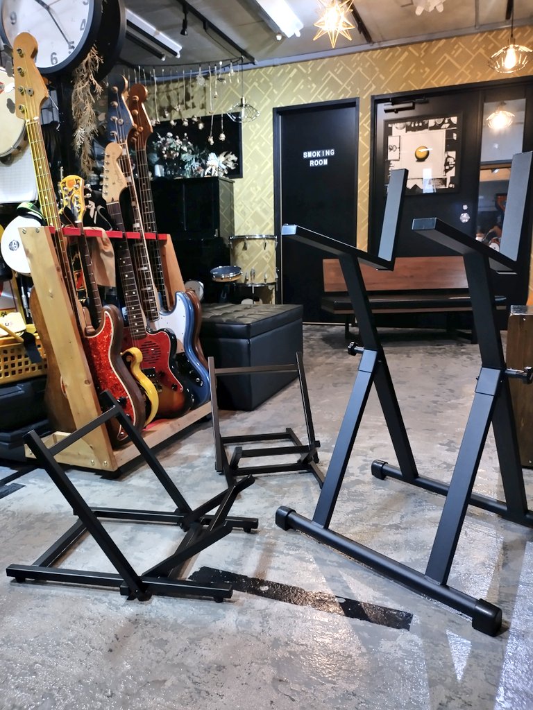 アンプベンチを導入いたしました。仰角によりモニター可聴性を高めると同時に床部吸収による低音のロスを防ぎます。無料貸出備品となります。気兼ねなくお申し付け下さい🐧

#スタジオペンギンinfo