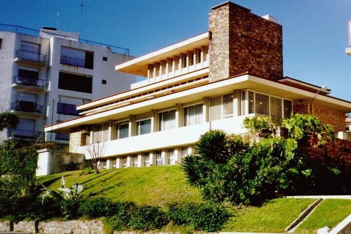 alejandrocsome's tweet photo. ¿Cuáles de estas obras de arquitectura moderna Uruguaya te gustan más?

Barrio Jardín / Palacio de la Luz / Edificio Panamericano / Yacht Club https://t.co/G1Q4P1ipWQ