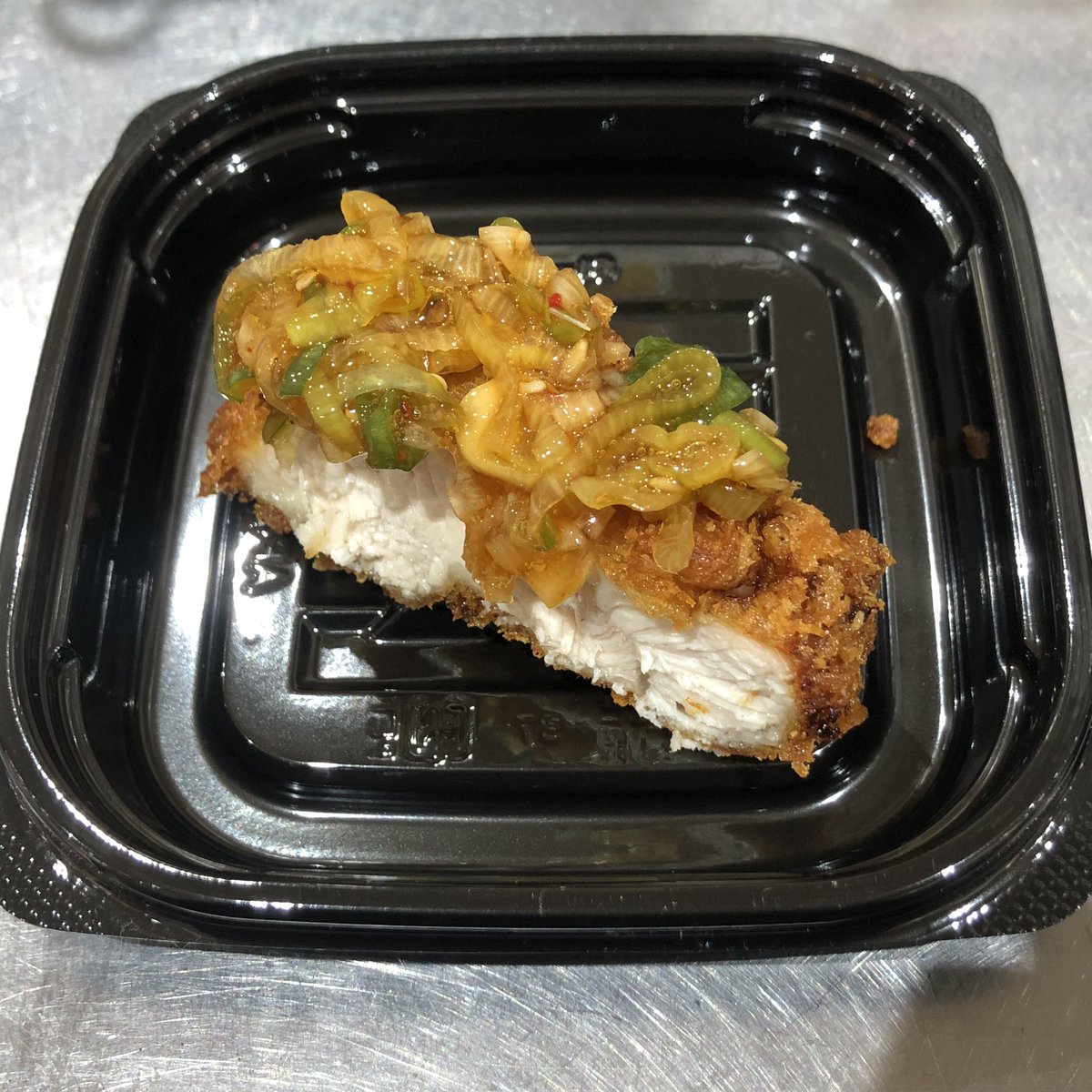 054Obu's tweet photo. こんにちは(^｡^)/
ちょっと小腹が空いたので
悠然鶏　ムネ肉のチキンカツ買って
11月の限定品
白神ねぎ 食べる焦がし醤油
と
11月の限定品
白神ねぎ 食べる焦がし醤油
乗せて食べて見た
( '༥' )ŧ‹”ŧ‹”ŧ‹”ŧ‹”

みぶ菜危うし‼️���🎊 https://t.co/CotnR0g2e5