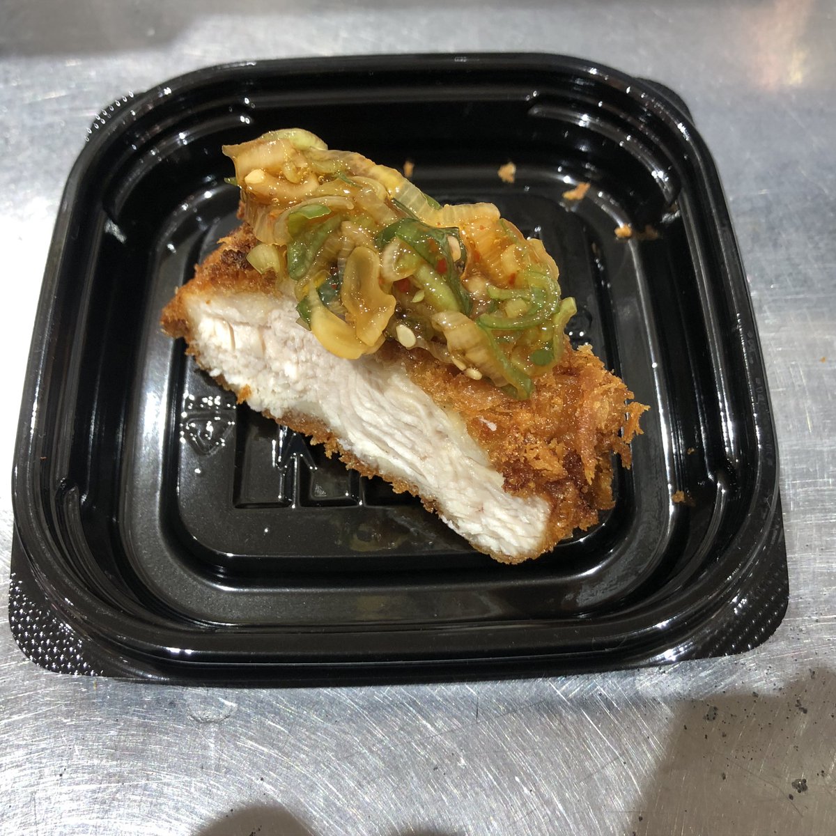 054Obu's tweet photo. こんにちは(^｡^)/
ちょっと小腹が空いたので
悠然鶏　ムネ肉のチキンカツ買って
11月の限定品
白神ねぎ 食べる焦がし醤油
と
11月の限定品
白神ねぎ 食べる焦がし醤油
乗せて食べて見た
( '༥' )ŧ‹”ŧ‹”ŧ‹”ŧ‹”

みぶ菜危うし‼️���🎊 https://t.co/CotnR0g2e5