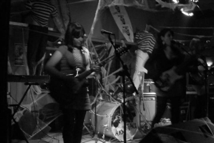 _Melimelum_'s tweet photo. Amo estas fotos en las que parece que estamos tocando en un happening en Nueva York en 1966 y en realidad es un bar de Ituzaingó pegado a la autopista en 2011. https://t.co/TryhbAkBI4