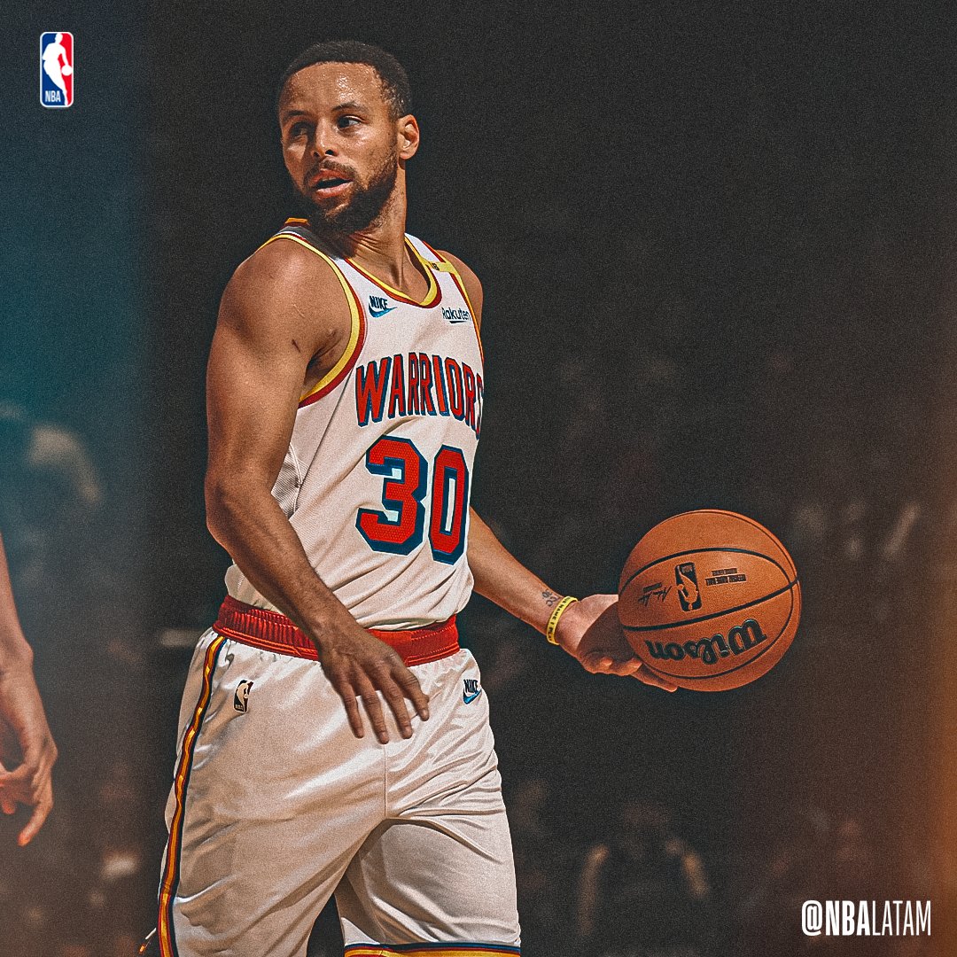 NBALatam's tweet photo. Stephen Curry con la flamante edición clásica de los Warriors 💛❤️ https://t.co/MTUA1jTIVl