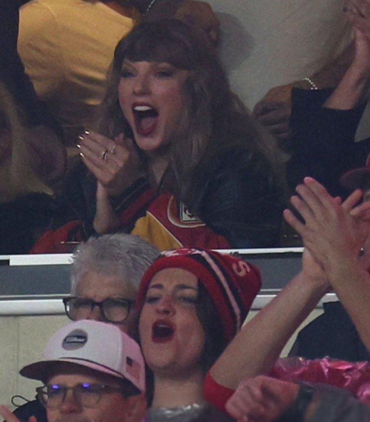🚨| Taylor getting excited during the game!