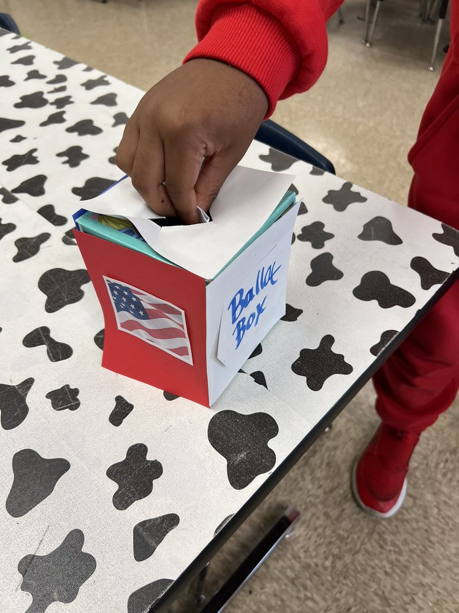 jan_vogts's tweet photo. Teaching students the importance of voting 
🗳️🇺🇸✏️📝 https://t.co/we4CqXXh3t