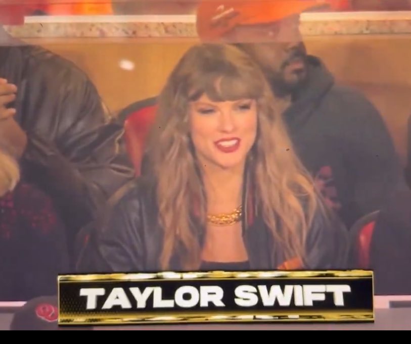 newroses_uni's tweet photo. Taylor is wearing four major brand name pieces from Chanel, Dior, Louis Vuitton, and Louboutin for Monday night football. #Logomania https://t.co/YaLyBJnuIG