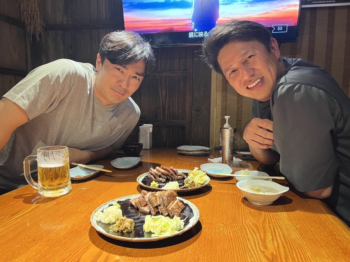 hiraishi_yosuke's tweet photo. 和田毅引退
とうとうこの日が来たか。
まだまだやると思ってたし、やれると思ってたから衝撃すぎて、毅から連絡貰った時も気の利いた言葉が出てこなかった😭
僕がホークスに行く時もめちゃ喜んでくれて😌
でも毅から聞いて色んな思いも伝わってきたから。
長い間本当にお疲れ様！！

#和田毅 https://t.co/v3z9AJCET3