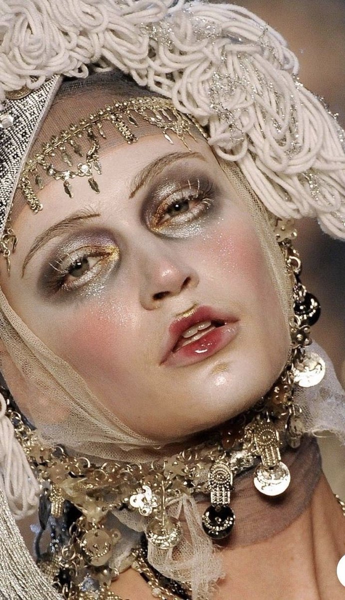 _HDD's tweet photo. Makeup by Pat Mcgrath for John Galliano (2007) https://t.co/8SzyK5TGo4