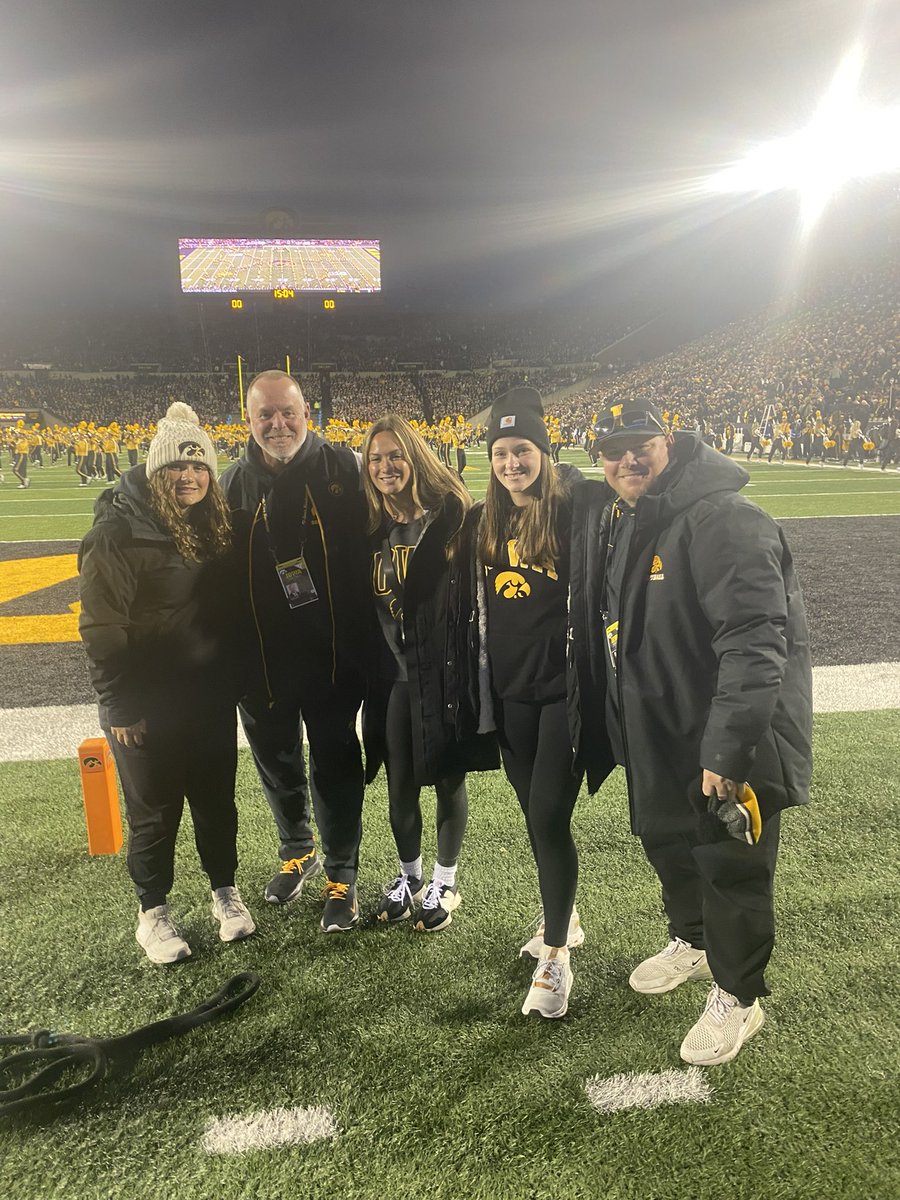 juliaroth28's tweet photo. Thank you so much to the Iowa Softball coaches and players for an amazing official visit! I had a great experience learning about the campus, program, and facilities. Go Hawks! @iowasoftball @CoachRGillispie @_CoachLevin @KarlGollan @ExposLady @dbqwahlertsb https://t.co/tiXviZ2zS2
