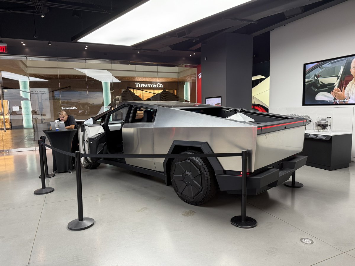 wholemars's tweet photo. Cybertruck is the best Tesla https://t.co/HylYtr8wts