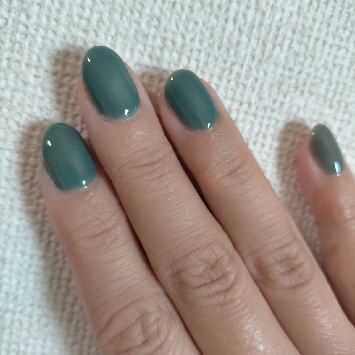 hachi_nail's tweet photo. ロムアンド ムードペブルネイル 06

塗るの難しくて毎度撃沈➰
今度こそ上手く塗れるか？！って毎度挑んでる

（ムラでなく）色に揺らぎがある感じで仕上げたいのだけど、左手で塗る右手が厚塗りになったりムラになったり
でも、天然石みたいな色ガラスみたいなビンテージ食器みたいな雰囲気やっぱ素敵 https://t.co/DfhYc1RhvI