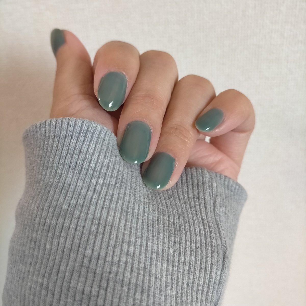 hachi_nail's tweet photo. ロムアンド ムードペブルネイル 06

塗るの難しくて毎度撃沈➰
今度こそ上手く塗れるか？！って毎度挑んでる

（ムラでなく）色に揺らぎがある感じで仕上げたいのだけど、左手で塗る右手が厚塗りになったりムラになったり
でも、天然石みたいな色ガラスみたいなビンテージ食器みたいな雰囲気やっぱ素敵 https://t.co/DfhYc1RhvI