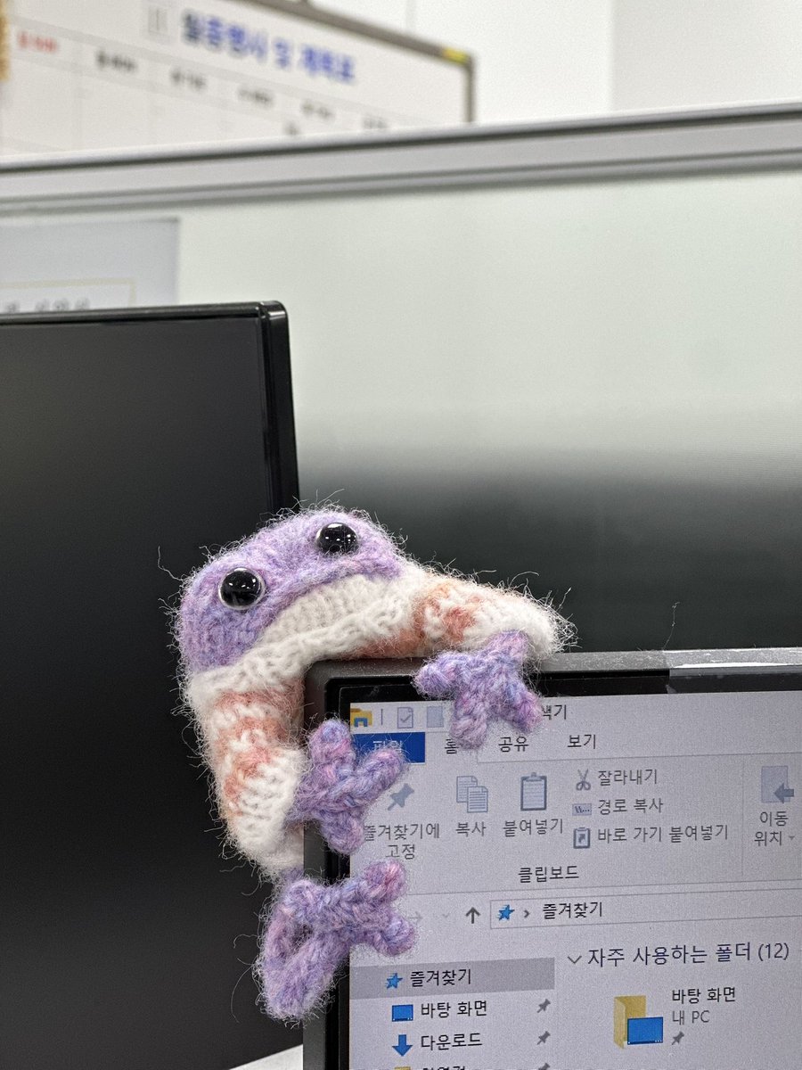 귀여워… ㅋㅋㅋㅋㅋㅋㅋㅋ
내 자리 오는 사람들마다 탐내는 뜨개구리