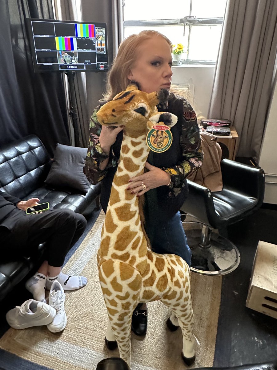 TheTedAllen's tweet photo. And thatโs a SEASON WRAP on #Chopped #2024!
Do we know why #FirstAD #SeanKing suddenly has lustrous hair? No.
Do we know why showrunner #AmyStanford is wearing a tie? Why @TiffaniFaison is hugging a toy giraffe? We do not.
Are we grateful for our @FoodNetwork viewers? Beyond. https://t.co/WIovMrtoRY