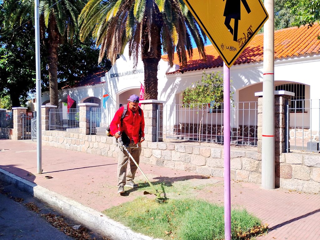 JorgeCeballoslr's tweet photo. 🙌🏻Hoy nos sumamos a la tarea de mantener y cuidar nuestros espacios públicos!🌄⚠️🏠💃🕺👫👨‍👩‍👧‍👧

En la Escuela Municipal de Arte, nuestro equipo de trabajo se dedicó a realizar tareas de limpieza y mantenimiento para asegurar un entorno óptimo para nuestros artistas en formación. https://t.co/U1yE7OF3wy