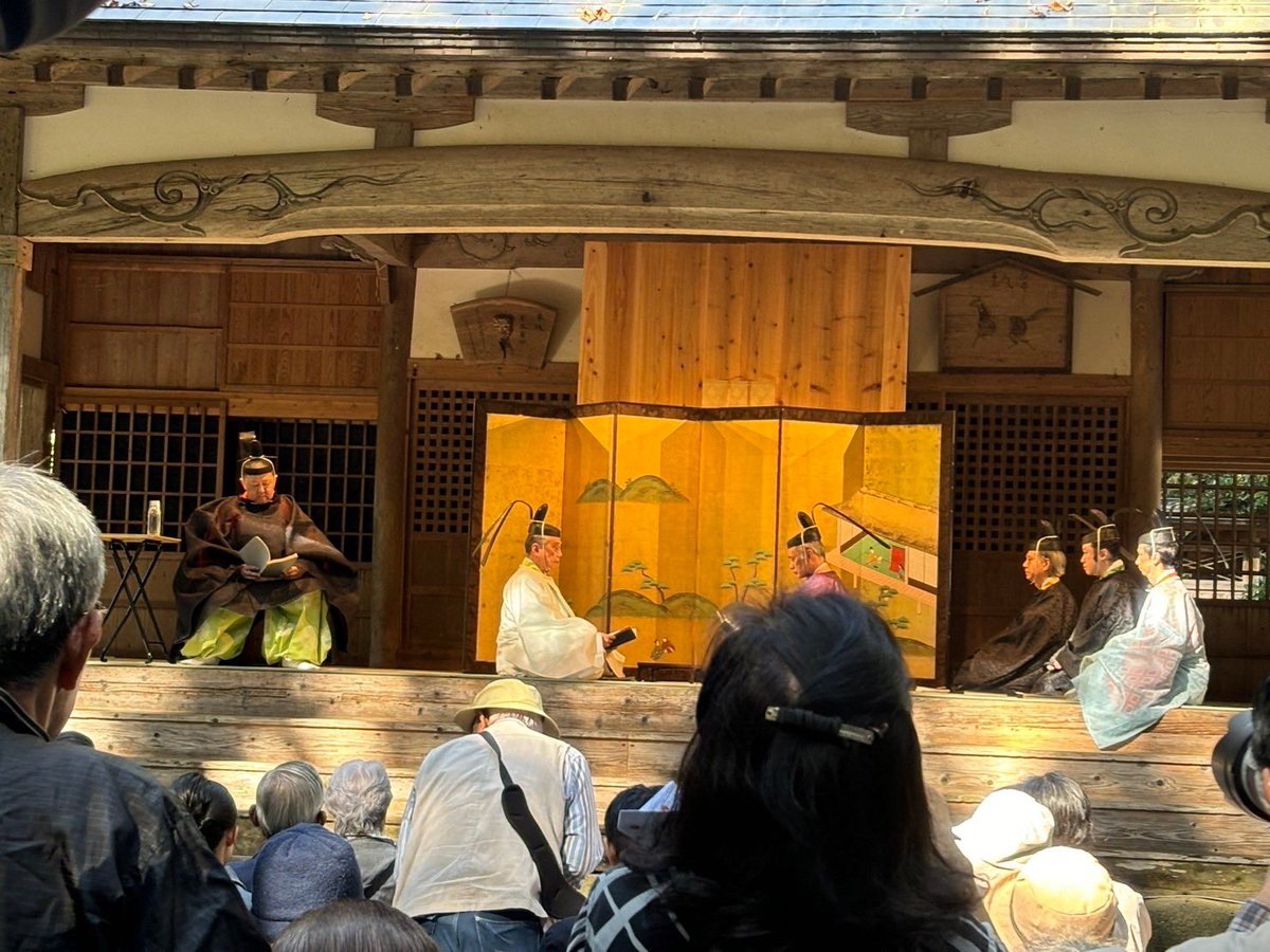 jmickeyaoyagi1's tweet photo. 小生、飛鳥井雅章役にて解説を相務めました。

岐阜新聞デジタルより

　和歌をテーマにした施設「古今伝授の里フィールドミュージアム」（郡上市大和町牧）の一帯で３日、古今伝授の世界を再現したイベントがあり、来場者が王朝絵巻の世界に引き込まれた。

　同町は、古今和歌集の解釈を師から弟子に伝承する「古今伝授」の伝達手法を確立し、古今伝授の祖と呼ばれた東常縁ゆかりの地。再現イベントは「清流の国ぎふ」文化祭２０２４に合わせ、郡上市内で２日から始まった「清流の国ぎふ『短歌の祭典』古今伝授の里・郡上」の一環。短歌の普及などを目的に文化庁や県、市などが事業を主催した。

　この日は、常縁が連歌師・飯尾宗祇に伝授を行った、ミュージアム近くの明建神社で再現イベントが行われ、厳かな空気の中、江戸時代に行われた後水尾法皇から後西上皇への「御所伝授」の様子が披露されると、来場者はしきりにシャッターを切っていた。地元の郡上高校の生徒をモデルにした十二単（ひとえ）の着付け解説もあった。

（今井大輝）