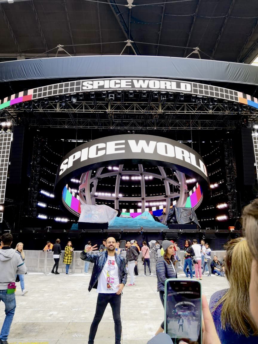 yingliwong's tweet photo. Celebramos el aniversario del álbum debut “SPICE” de las Spice Girls con esta foto de mi querido amigo @SaulRubioAlzaga en el SpiceWorld19 🌐✌🏻

https://t.co/Rq83NJdWdi

#spicegirls #spice #wannabe #sayyoullbethere #2become1 #emmabunton #gerihalliwell #melaniec #victoriabeckham https://t.co/L6jjWBNz7B