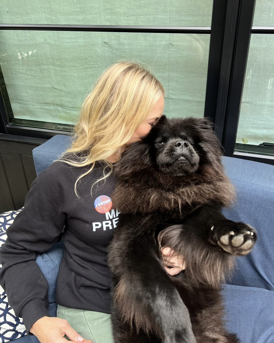 chelseahandler's tweet image. Ladies, the stakes have never been higher. Make a stand for our rights, our bodies, and our future.

A Trump presidency threatens everything we’ve fought for, from reproductive rights to equal opportunities. If we don’t show up for Kamala Harris, we risk losing so much. This is…