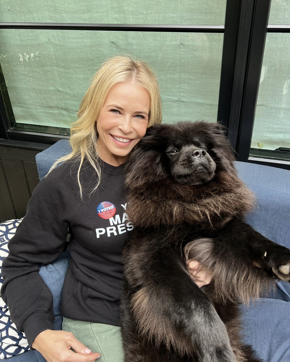 chelseahandler's tweet image. Ladies, the stakes have never been higher. Make a stand for our rights, our bodies, and our future.

A Trump presidency threatens everything we’ve fought for, from reproductive rights to equal opportunities. If we don’t show up for Kamala Harris, we risk losing so much. This is…