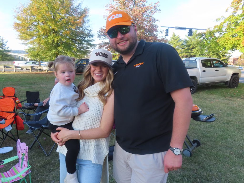 CTVols55's tweet photo. My girls.. How bout them Vols?!
#Sloanesdad https://t.co/aNYt7Nt8he