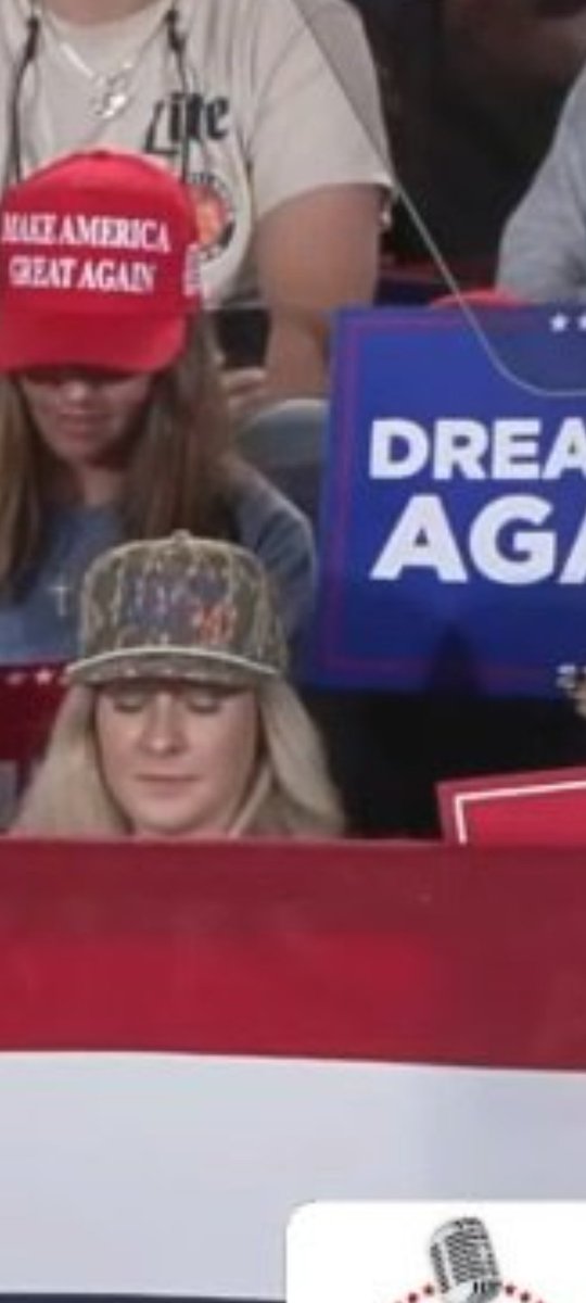 uersel_fuhrer's tweet photo. The enthusiasm of the Trumpists is unmatched. Zoom in on the attentive listeners...
๐๐
#USElection2024 #TrumpRally #SleepingWell #VoteHarrisWalz #TrumpIsGoingDown https://t.co/qzwyLr6j1y