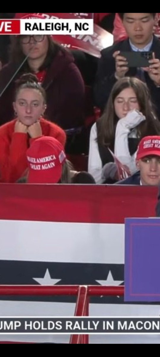 uersel_fuhrer's tweet photo. The enthusiasm of the Trumpists is unmatched. Zoom in on the attentive listeners...
๐๐
#USElection2024 #TrumpRally #SleepingWell #VoteHarrisWalz #TrumpIsGoingDown https://t.co/qzwyLr6j1y