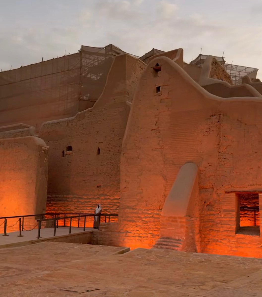 Visitar con la familia Arabia Saudita y España de vacaciones por mi cumpleaños fue un descanso y una agradable sorpresa, ahora ya vamos de regreso a México a seguir trabajando.

Mañana NO NOS DEBE IMPORTAR MUCHO la elección en USA, estamos presenciando un golpe de estado en