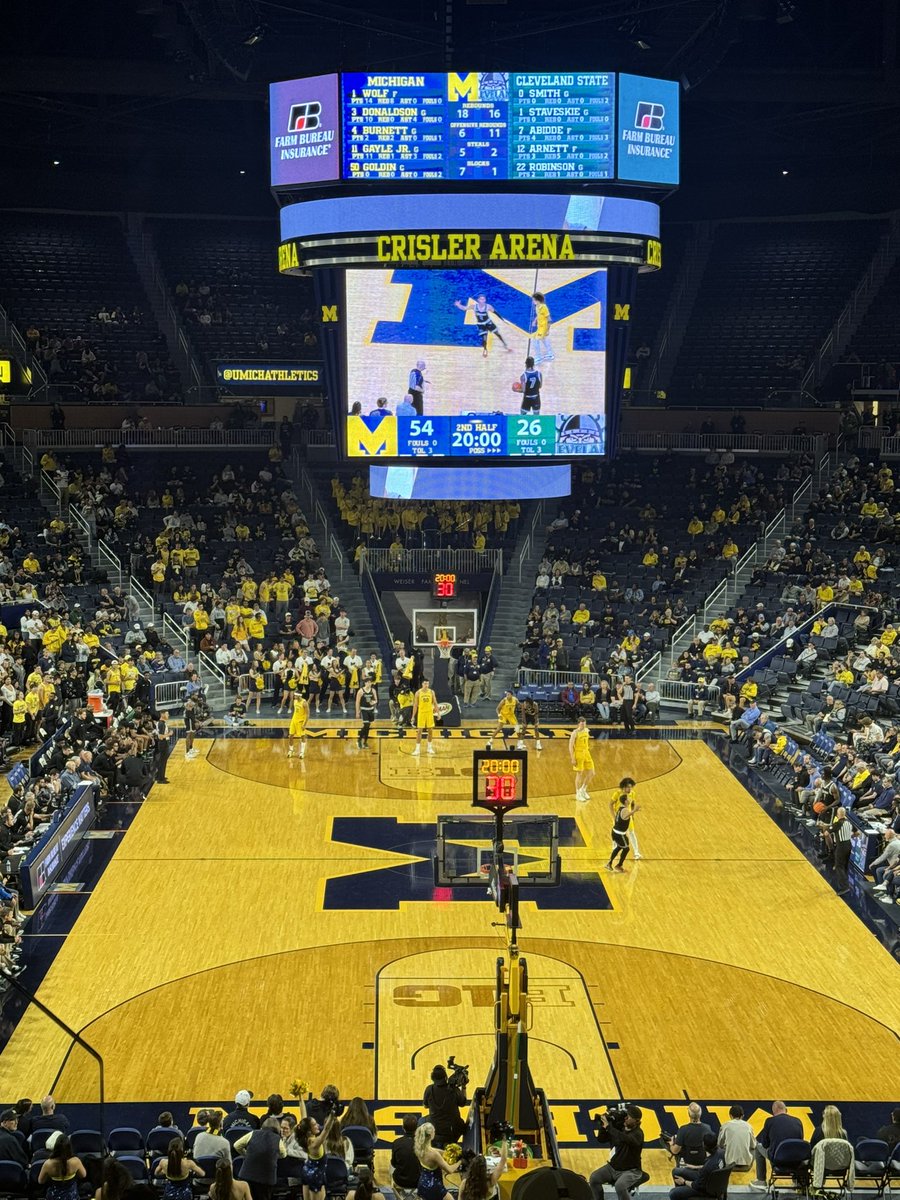 MelissaJoyCFP's tweet photo. Here for the launch of the Dusty May dynasty. 🚀
#KeepCalmAndGoBlue #GoBlue #LiveatCrisler
🏀 💛💙 https://t.co/0giDrRVCgu
