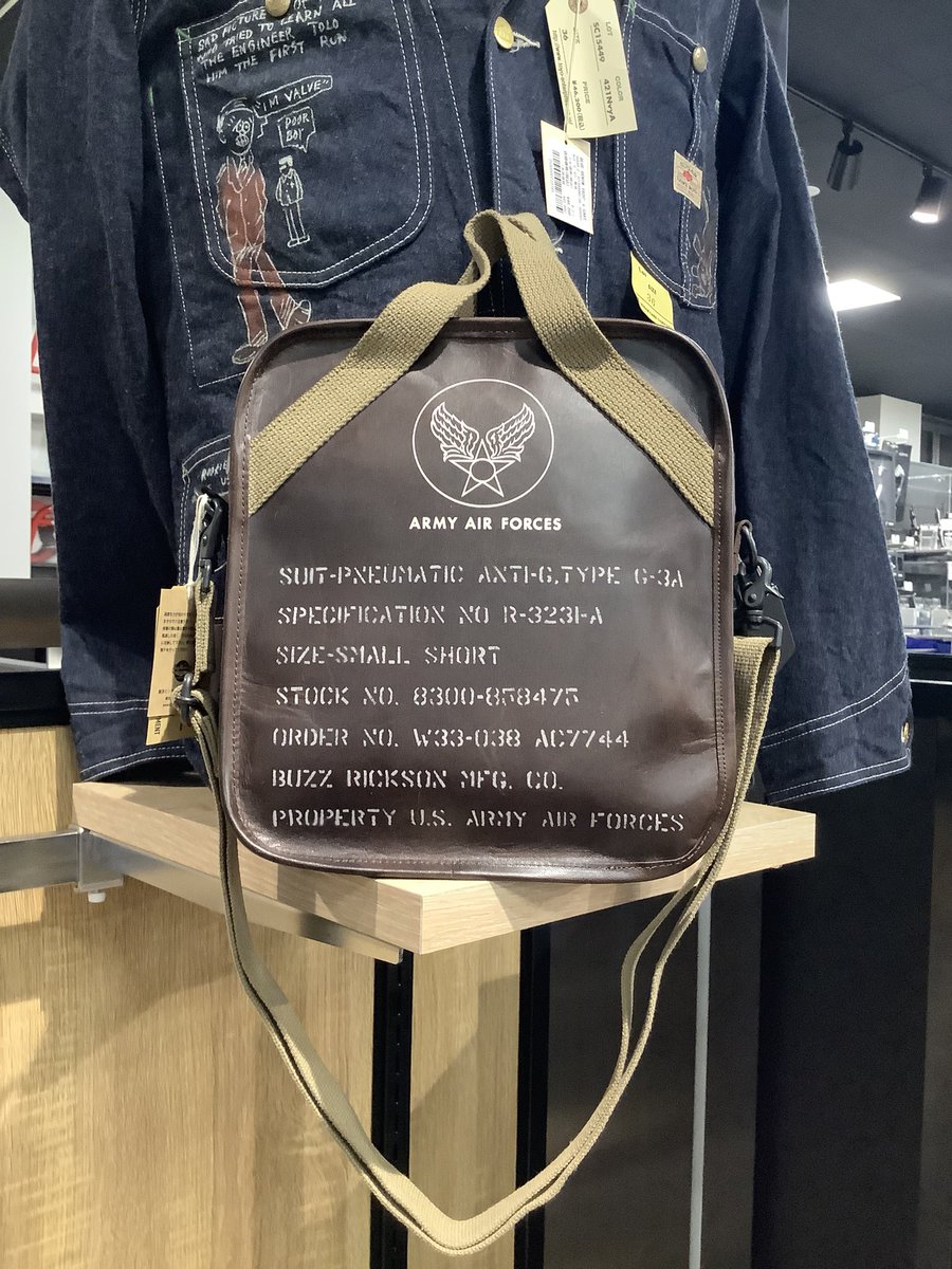 ricolandfukuoka's tweet photo. おはようございます☀
#BUZZRICKSON'Sの
レザーバッグ入荷しました👜
写真①BR02834
写真②BR02833
とってもかっここいいので
是非ご覧ください✨ https://t.co/tV9ZFFFhhc