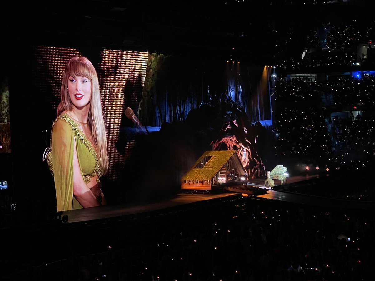 laurenacker25's tweet photo. this love really changed the prophecy⚡️🤍 
INDY N2 was so magical🪄
thank you @taylornation13 and @taylorswift13 
see you 🔜 https://t.co/BAhCzB21l4