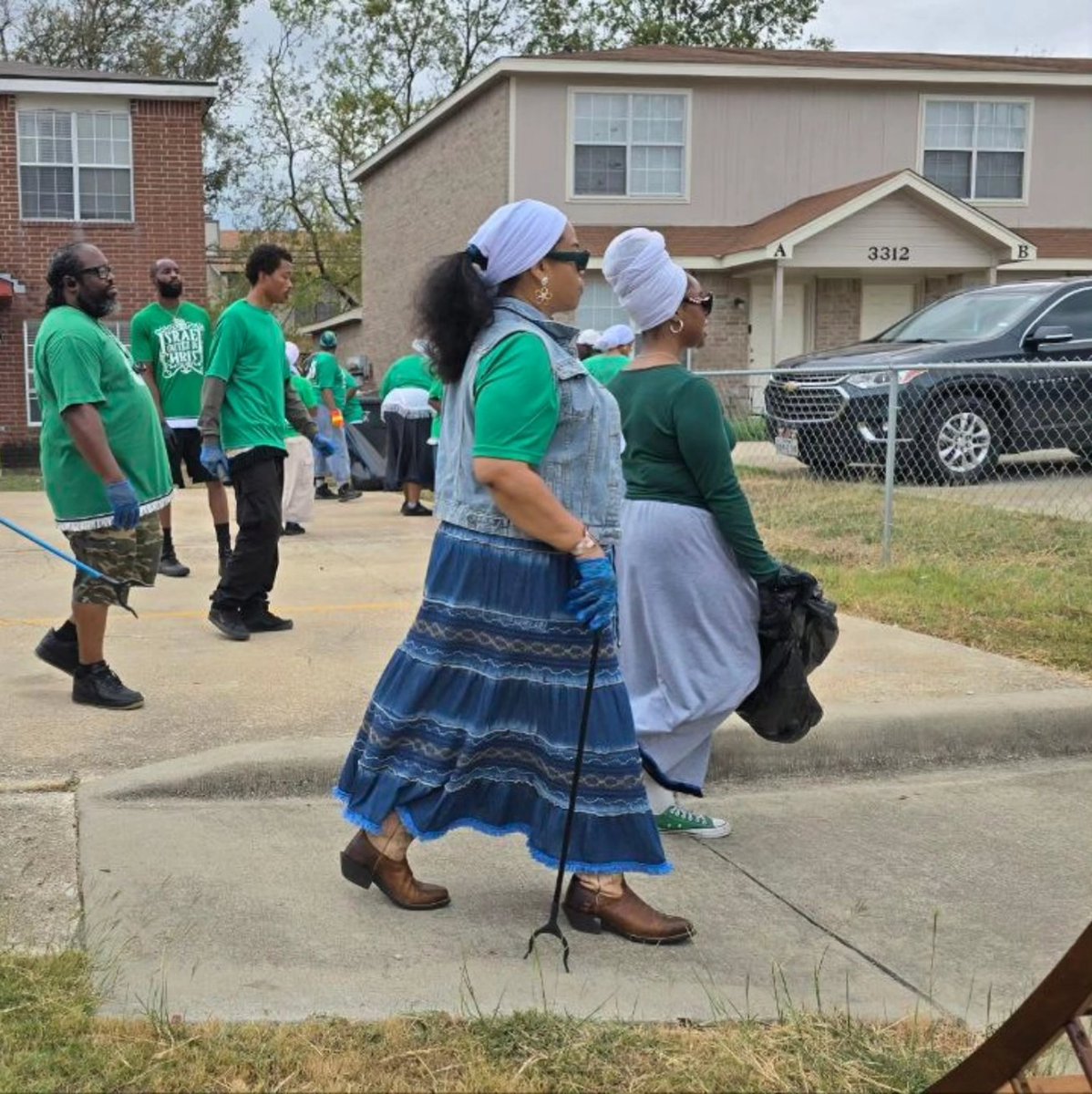 iuicatx's tweet photo. We clean minds and communities-from the street to your block. #communitycleanup #solutiontopollution #unity #family https://t.co/oeHEkSx2rF