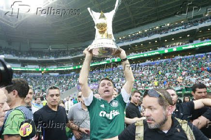 semacias_'s tweet photo. o que a torcida da raça imunda ta falando sobre a cabeça de porco hoje no gramado? 

eles ja colocaram um porco inteiro pra levantar taça https://t.co/7MNfH0g2Tr