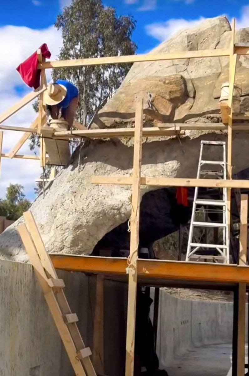 Safe_Leigh's tweet photo. So many issues with these two photos. Who would have thought that this is from a construction site in Victoria, Australia.  These images are from a video proudly posted to social media of works being undertaken. Wonder when @WorkSafe_Vic will pay them a visit. #notscaffolding https://t.co/nCd6dvkqEY