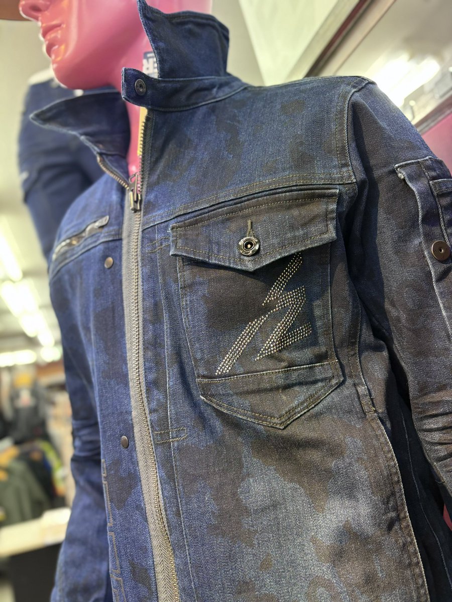 daimatsu_work's tweet photo. おはようございます!作業服のだいまつです☀️
7710シリーズ・完全限定生産商品3Dストレッチラインストーンデニムワークウェアが入荷しました✨
���中のプリントとラインストーンがおしゃれです!
#作業服 #IZFRONTIER #アイズフロンティア https://t.co/RZIyRLKGW9
