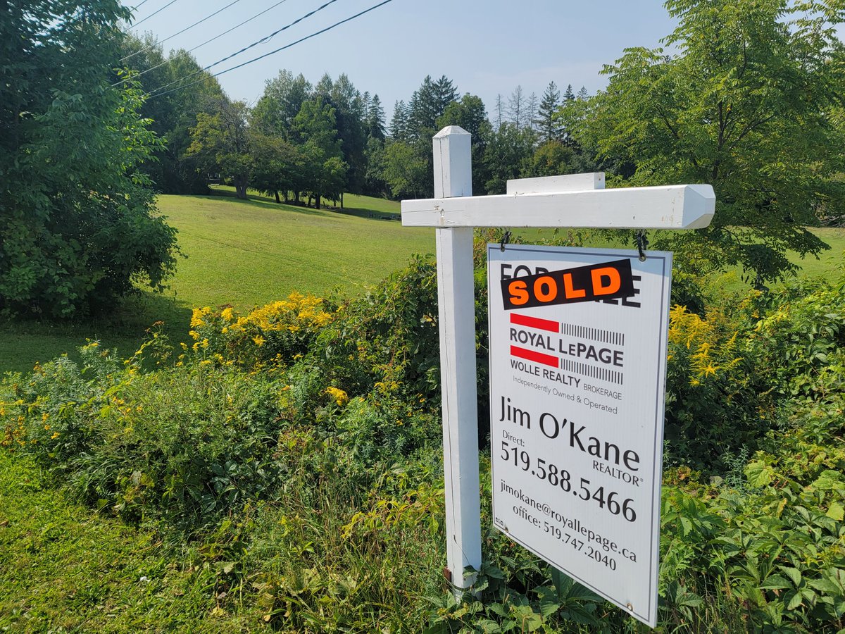 jimokane's tweet photo. No, I did NOT just sell the airport!! Close though. Congratulations and thank you to P &amp; J !! (Not peanut butter &amp; jelly either) https://t.co/nFX9BfTiQu