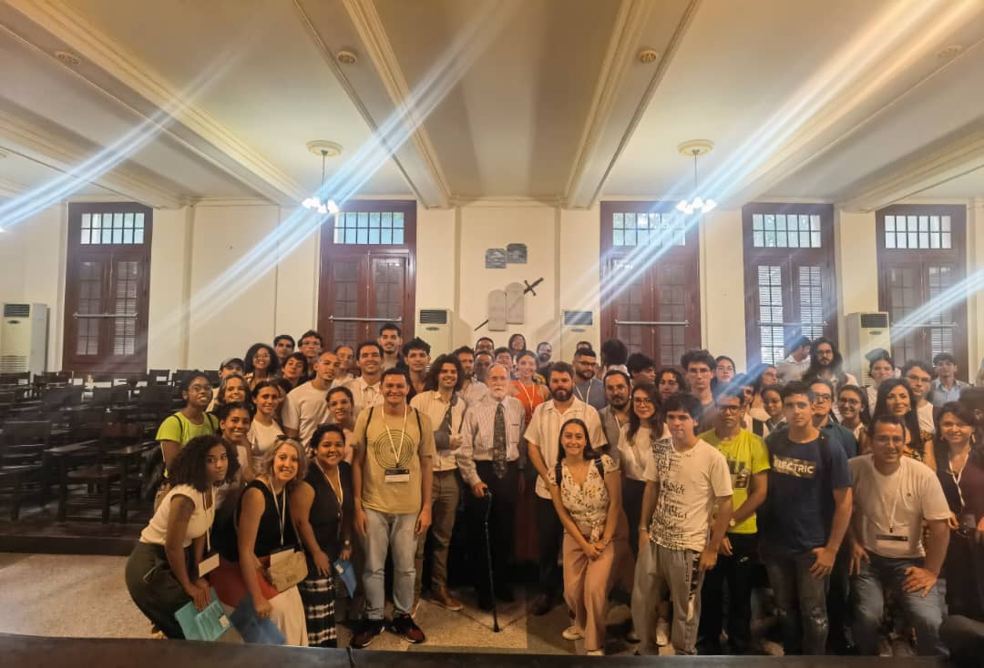 Acompañamos y asistimos al Premio Nobel de Química y Doctor Honoris Causa de la <a href="/UdeLaHabana/">Universidad de La Habana</a>, Dr. Peter Agre, en su conferencia magistral el día de hoy. Muy orgulloso de escuchar en varias ocasiones su reconocimiento a mi padre. ¡Dicha grande!